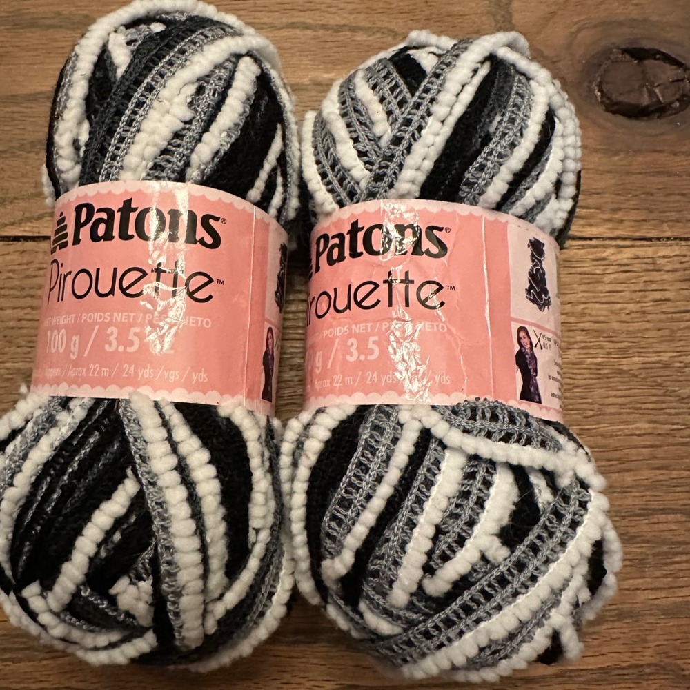 Patons Pirouette Yarn Night Sky 82040 Black‎ White Grey Ruffle Scarf 2 Skeins